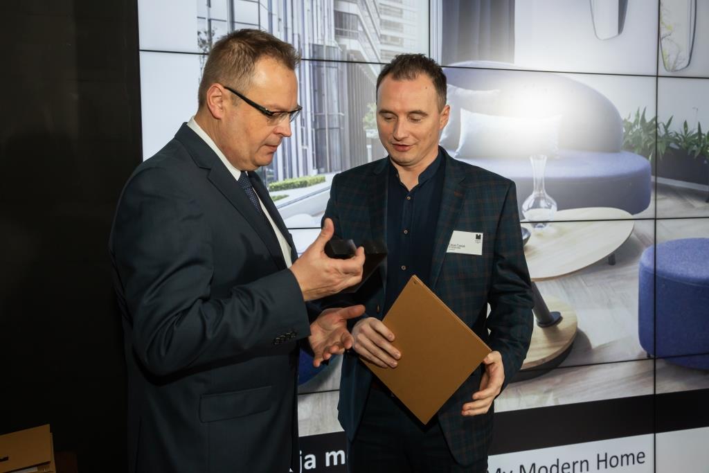 Fabian Pawlak z firmy My Modern Home odbiera z rąk Marka Hryniewickiego, redaktora naczelnego BIZNES.meble.pl, nagrodę za kolekcję mebli Space, która triumfowała w kategorii strefa publiczna: meble – klasa premium.