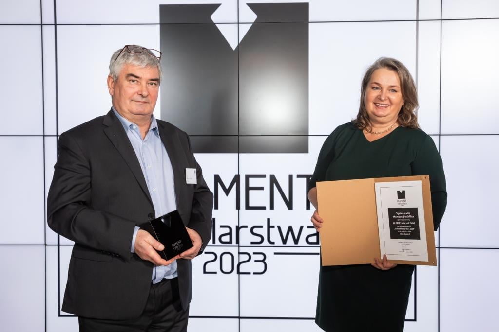 W kategorii strefa publiczna: klasa standard najlepszy okazał się system mebli Ekspozycyjnych Rico zgłoszony przez firmę Albo Producent Mebli. Na zdjęciu Marek Pierewoj i Beata Pierewoj.