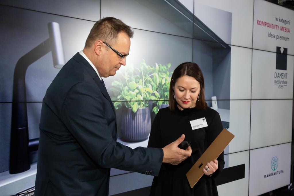 Georgina Dąbrowska z firmy Manufaktura Łomża ze statuetką Diament Meblarstwa 2023 za blat kompaktowy 12 mm, który zwyciężył w kategorii komponenty mebla: klasa premium.