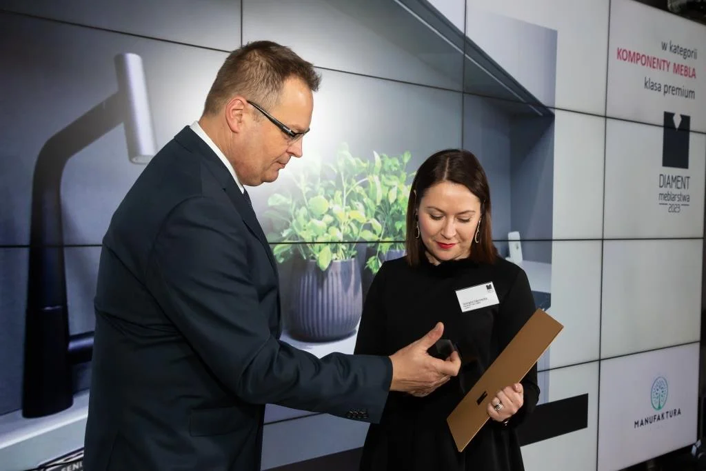 Georgina Dąbrowska z firmy Manufaktura Łomża ze statuetką Diament Meblarstwa 2023 za blat kompaktowy 12 mm, który zwyciężył w kategorii komponenty mebla: klasa premium.