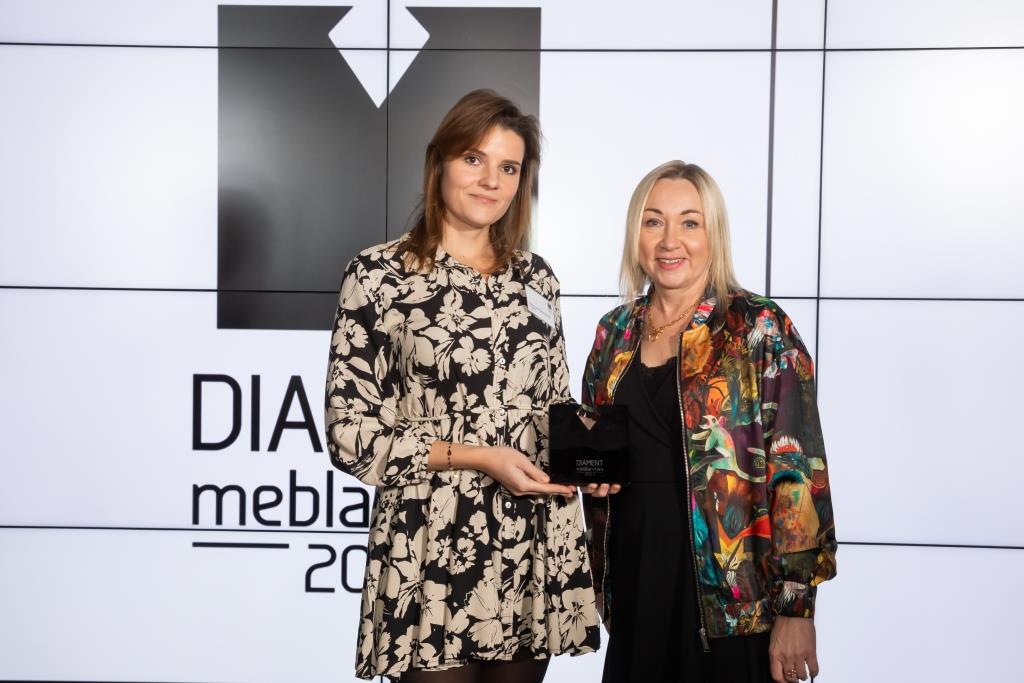 W kategorii powierzchnie meblowe: klasa premium najlepszy okazał się dekor Advika zgłoszony przez firmę Interprint. Na zdjęciu od lewej: Małgorzata Świerzewska i Joanna Kaczmarek.