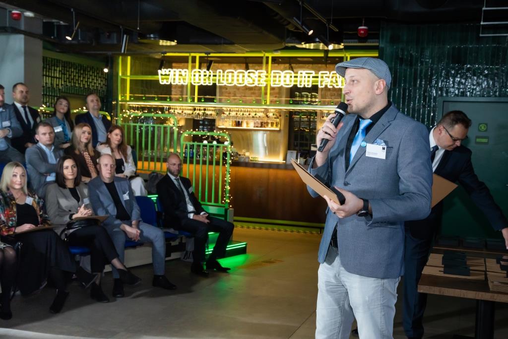 Rafał Lemieszko z Impress Decor Polska. W kategorii powierzchnie meblowe: klasa standard zwyciężył dekor Tablilla.