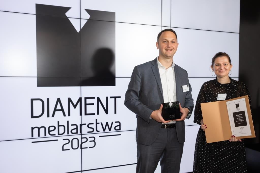 W kategorii design mebla: klasa premium triumfował uchwyt Extend zgłoszony przez firmę GTV Poland. Na zdjęciu: Michał Garwacki i Magdalena Odzimkowska.