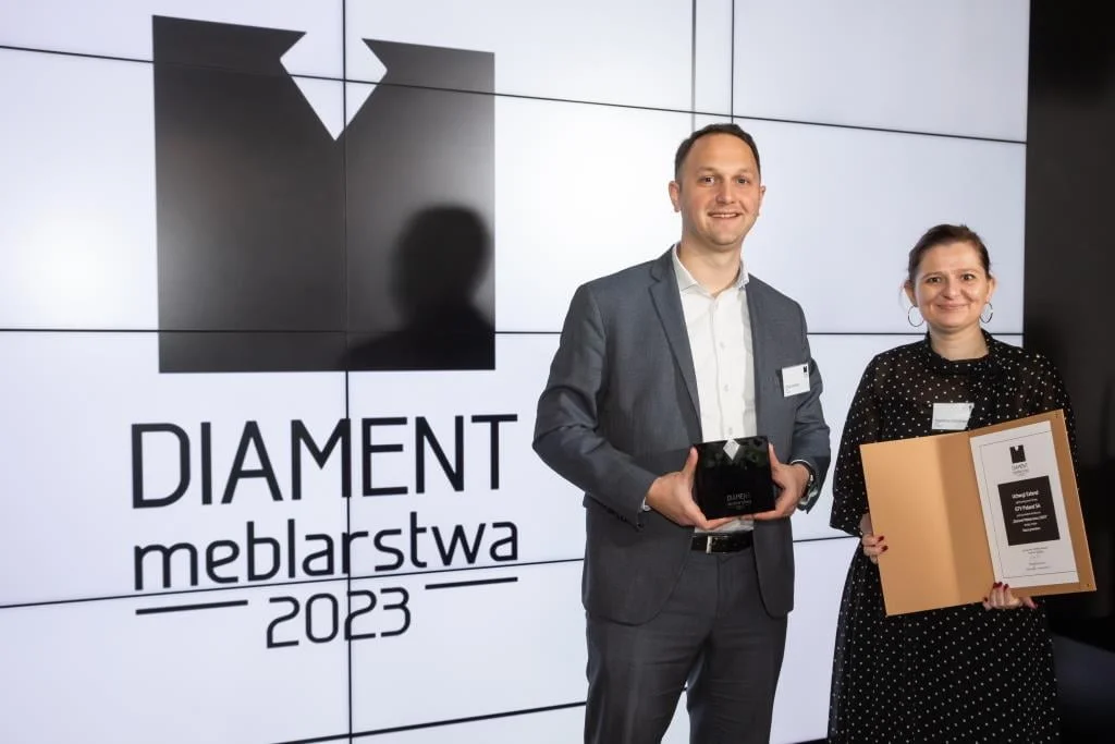 W kategorii design mebla: klasa premium triumfował uchwyt Extend zgłoszony przez firmę GTV Poland. Na zdjęciu: Michał Garwacki i Magdalena Odzimkowska.