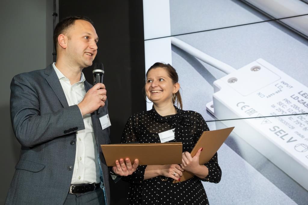 Podobnie jak w klasie premium, także w klasie standard w kategorii design mebla bezapelacyjnym zwycięzcą okazała się firma GTV i zgłoszony przez nią system Easy Click. Na zdjęciu: Michał Garwacki i Magdalena Odzimkowska.