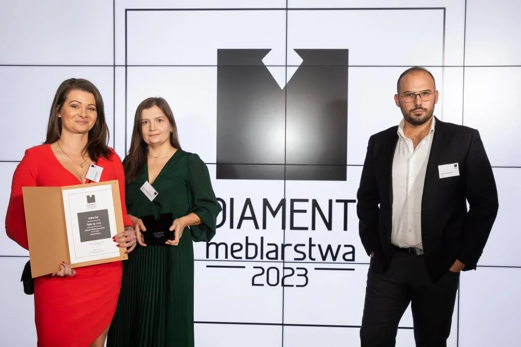 Katarzyna Siudak, Julianna Radziwonowska i Mateusz Kajetańczyk, czyli firma Tente. To właśnie zgłoszony przez nią produkt – Anika Evo – wygrał w kategorii funkcje mebla: klasa premium.