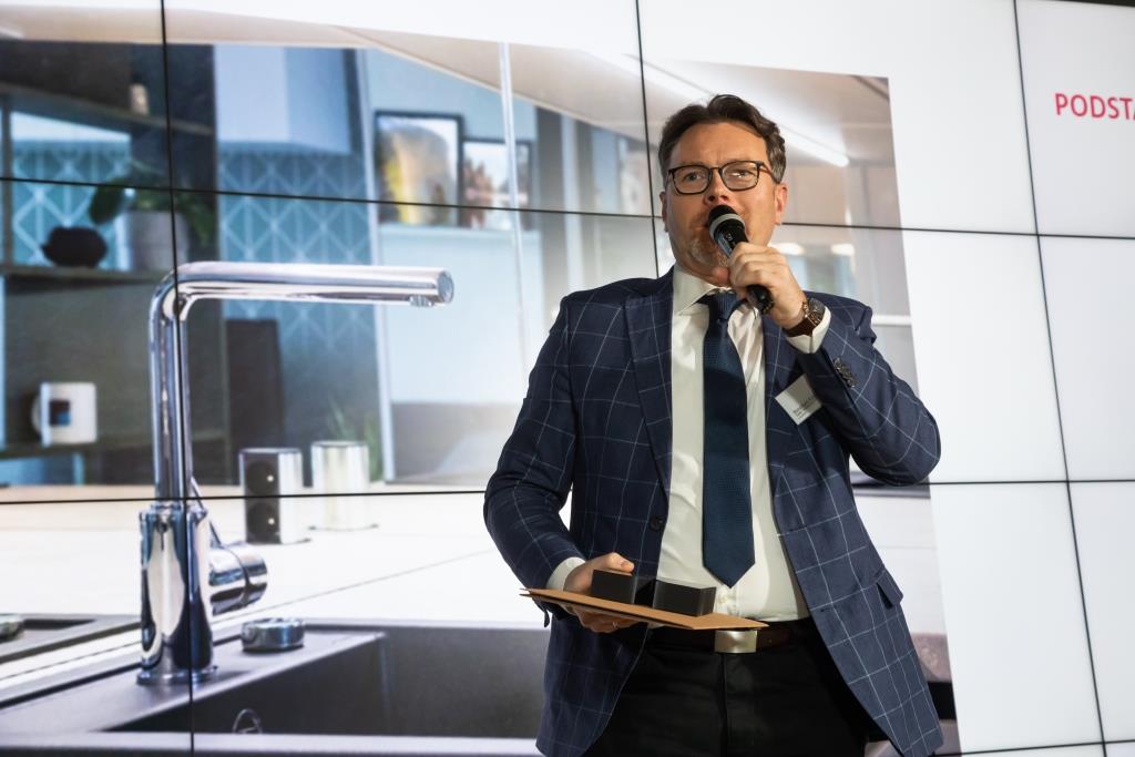 Benedykt Korduła z firmy Saint-Gobain Glass Polska, laureat w kategorii podstawa wnętrza za Mirastar® Reflect.