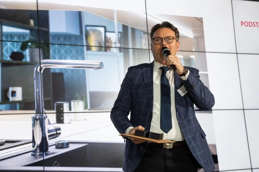 Benedykt Korduła z firmy Saint-Gobain Glass Polska, laureat w kategorii podstawa wnętrza za Mirastar® Reflect.