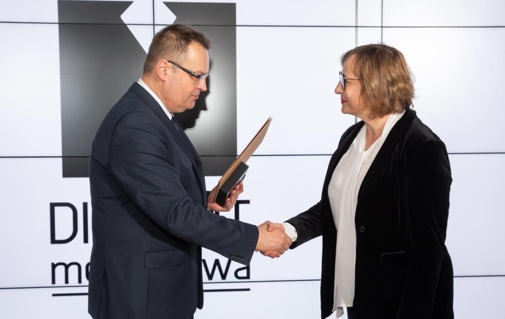 W kategorii funkcje mebla: klasa standard wygrał zawias Metalla+OX zgłoszony przez firmę Häfele Polska. Na zdjęciu: Magdalena Dymek, która odbiera nagrodę od Marka Hryniewickiego, redaktora naczelnego BIZNES.meble.pl.