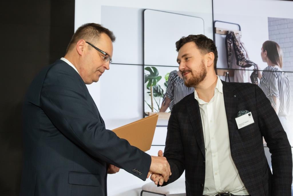 Wojciech Przybylski z firmy My Modern Home odbiera statuetkę Diament Meblarstwa 2023 z rąk Marka Hryniewickiego, redaktora naczelnego BIZNES.meble.pl, za kolekcję mebli Modulo, która triumfowała w kategorii inne: klasa premium.