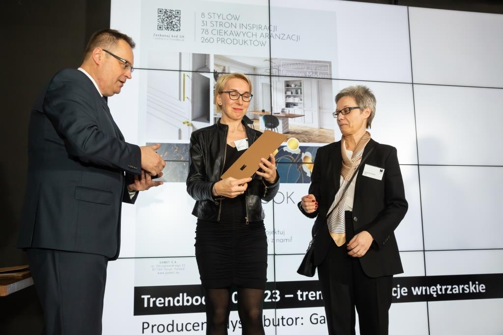 Od lewej: Marek Hryniewicki, redaktor naczlny BIZNES.meble.pl, Agnieszka Ruta i Anna Karczewska z firmy Gamet. W kategorii marketing i komunikacja zwyciężył Trendbook 2022/23 marki GAMET.