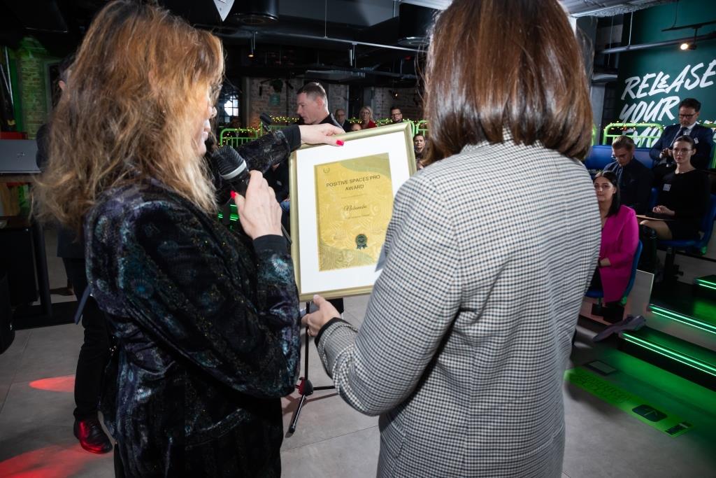 Nagrodę z rąk Aziralili Agnieszki Dirks, ekspertki Sztuki Pozytywnej i Pozytywnych Przestrzeni odebrała Monika Struska z firmy Nobonobo za stoliki kawowe Flesia.