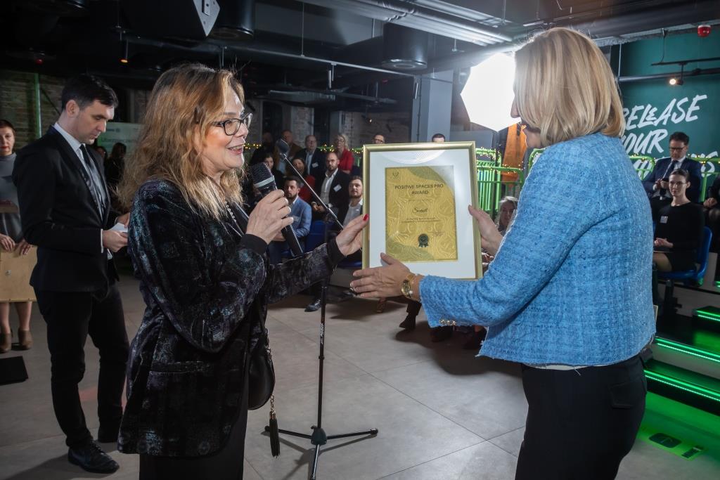 Nagrodę z rąk Aziralili Agnieszki Dirks, ekspertki Sztuki Pozytywnej i Pozytywnych Przestrzeni odebrała także Alina Tomaszewska z firmy Sevroll-System (za Concordia system do drzwi).