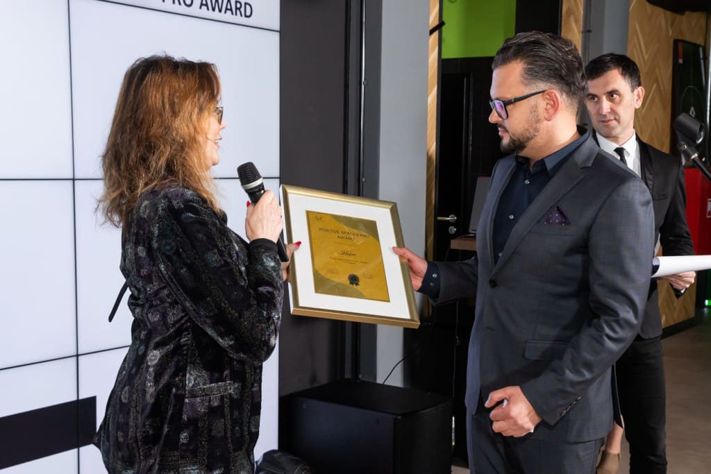 Nagroda z rąk Aziralili Agnieszki Dirks, ekspertki Sztuki Pozytywnej i Pozytywnych Przestrzeni, powędrowała też do firmy Krofam. Na zdjęciu: Aziralili Agnieszka Dirks i Grzegorz Pękalski.