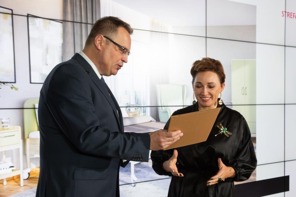 Bożena Datczuk z firmy Tobo odbiera od Marka Hryniewickiego, redaktora naczelnego BIZNES.meble.pl statuetkę Diament Meblarstwa 2023 za 4Senior, który triumfował w kategorii strefa dzienna: meble – klasa standard.