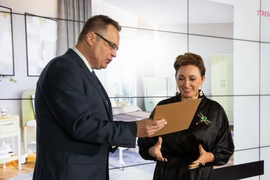 Bożena Datczuk z firmy Tobo odbiera od Marka Hryniewickiego, redaktora naczelnego BIZNES.meble.pl statuetkę Diament Meblarstwa 2023 za 4Senior, który triumfował w kategorii strefa dzienna: meble – klasa standard.