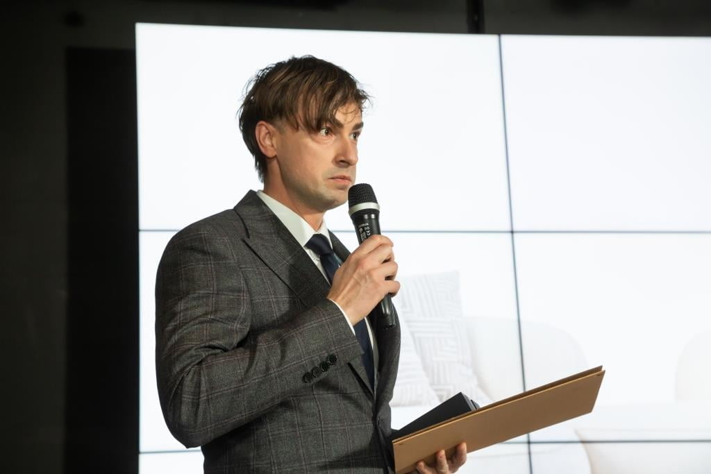 W kategorii strefa komfortu: meble – klasa premium zwyciężył (ex aequo) Bond zgłoszony przez firmę Homenestry, a nagrodę odebrał Marek Dylewski.