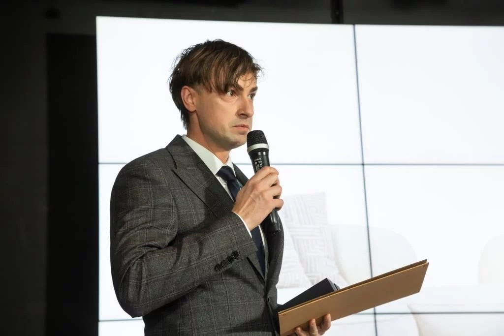 W kategorii strefa komfortu: meble – klasa premium zwyciężył (ex aequo) Bond zgłoszony przez firmę Homenestry, a nagrodę odebrał Marek Dylewski.