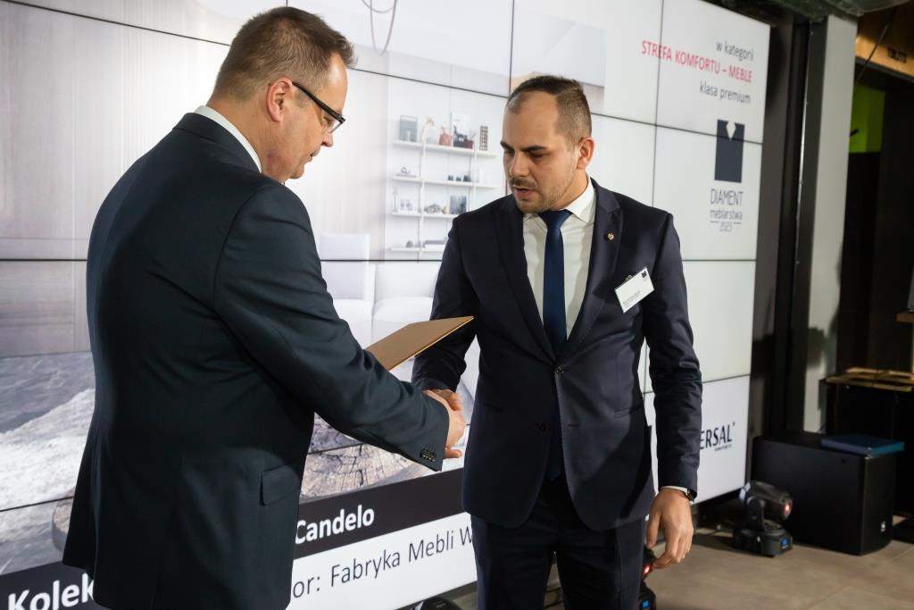 W kategorii strefa komfortu: meble – klasa premium wygrała także (ex aequo) kolekcja Candelo – zgłoszona przez Wersal. Nagrodę z rąk Marka Hryniewickiego, redaktora naczelnego BIZNES.meble.pl odebrał Bartłomiej Olejnik.