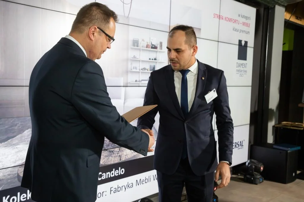 W kategorii strefa komfortu: meble – klasa premium wygrała także (ex aequo) kolekcja Candelo – zgłoszona przez Wersal. Nagrodę z rąk Marka Hryniewickiego, redaktora naczelnego BIZNES.meble.pl odebrał Bartłomiej Olejnik.