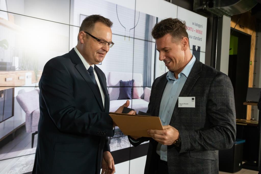 Mariusz Mieszała z firmy Stagra Meble odbiera diamentową statuetkę z rąk Marka Hryniewickiego, redaktora naczelnego BIZNES.meble.pl. W kategorii strefa komfortu: meble – klasa standard zwyciężył model Holmby.