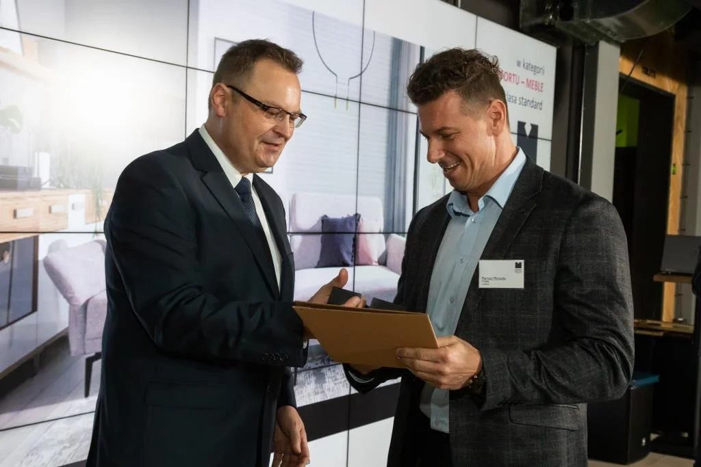 Mariusz Mieszała z firmy Stagra Meble odbiera diamentową statuetkę z rąk Marka Hryniewickiego, redaktora naczelnego BIZNES.meble.pl. W kategorii strefa komfortu: meble – klasa standard zwyciężył model Holmby.