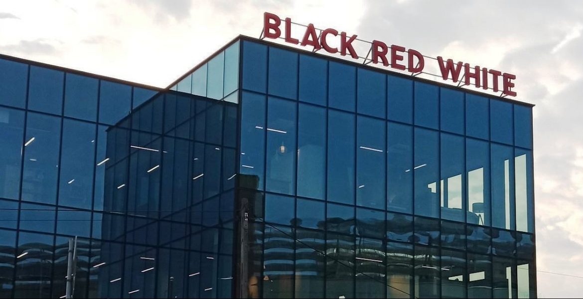 Salon mebli Black Red White w Piotrkowie Trybunalskim. Miesięcznik i portal branży meblarskiej BIZNES.meble.pl.