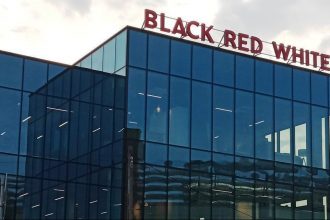 Salon mebli Black Red White w Piotrkowie Trybunalskim. Miesięcznik i portal branży meblarskiej BIZNES.meble.pl.