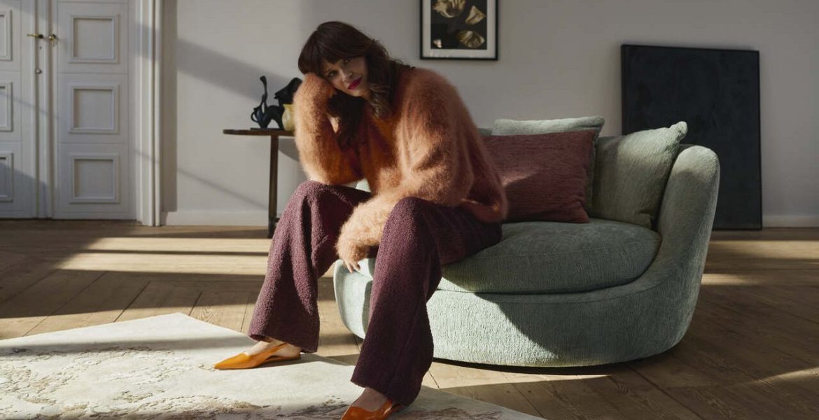 Fotel Ø od BoConcept to mebel zaprojektowany przez Helenę Christensen, inspirowany duńskimi wyspami i ideą domowej oazy spokoju. Jego zakrzywiona, oversize’owa sylwetka otula ciało miękkimi poduszkami, tworząc przestrzeń idealną do relaksu. Ø to nie tylko fotel – to rzeźbiarska forma, która przyciąga wzrok i zapewnia komfort. Wersja tapicerowana szałwiową tkaniną Lucca dodaje wnętrzu subtelnej elegancji i naturalnego ciepła. Dzięki starannie dobranym materiałom i przemyślanej konstrukcji, Ø staje się osobistą wyspą wypoczynku – miejscem, w którym można się zanurzyć i odpocząć. Fot. Wetouch Imagework.