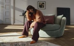 Fotel Ø od BoConcept to mebel zaprojektowany przez Helenę Christensen, inspirowany duńskimi wyspami i ideą domowej oazy spokoju. Jego zakrzywiona, oversize’owa sylwetka otula ciało miękkimi poduszkami, tworząc przestrzeń idealną do relaksu. Ø to nie tylko fotel – to rzeźbiarska forma, która przyciąga wzrok i zapewnia komfort. Wersja tapicerowana szałwiową tkaniną Lucca dodaje wnętrzu subtelnej elegancji i naturalnego ciepła. Dzięki starannie dobranym materiałom i przemyślanej konstrukcji, Ø staje się osobistą wyspą wypoczynku – miejscem, w którym można się zanurzyć i odpocząć. Fot. Wetouch Imagework.