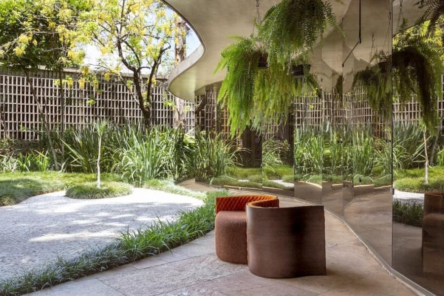 „Panorama” dla marki Etel to reinterpretacja brazylijskiego modernizmu. Cristina Celestino nie stawia granic: pozostaje w ciągłym dialogu ze światem przyrody.