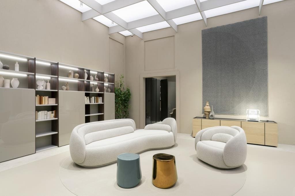 Rzeźbiarska i otulająca „Peonia” to nowa kolekcja foteli i sof zaprojektowana przez Cristinę Celestino dla marki Pianca.