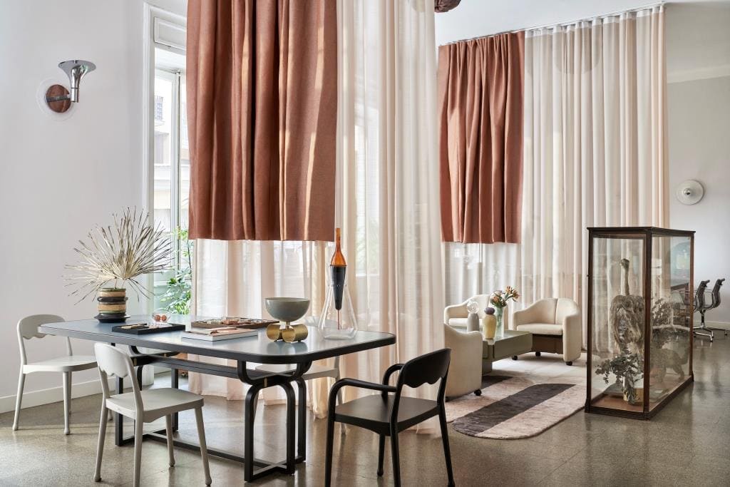 Studio, w którym tworzy Cristina Celestino znajduje się w Mediolanie, a projektantka chętnie zaprasza do tego miejsca gości, spędza w nim też czas z córką.