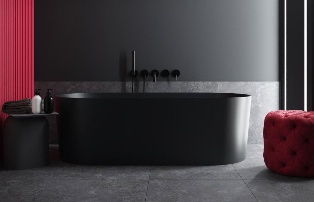 Wanna wolnostojąca i czarna, podtynkowa bateria. We wnętrzu wybrano pufę i lamele w kolorze Viva Magenta.