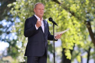 Donald Tusk podczas konferencji prasowej.