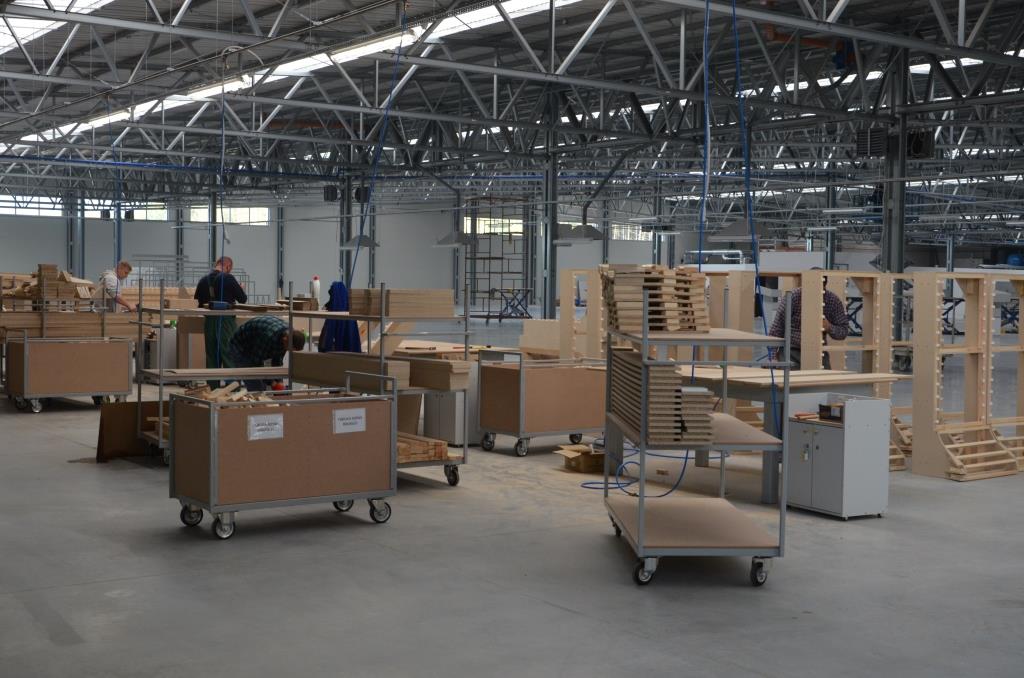 Pracownicy w fabryce mebli. Miesięcznik i portal branży meblarskiej BIZNES.meble.pl.