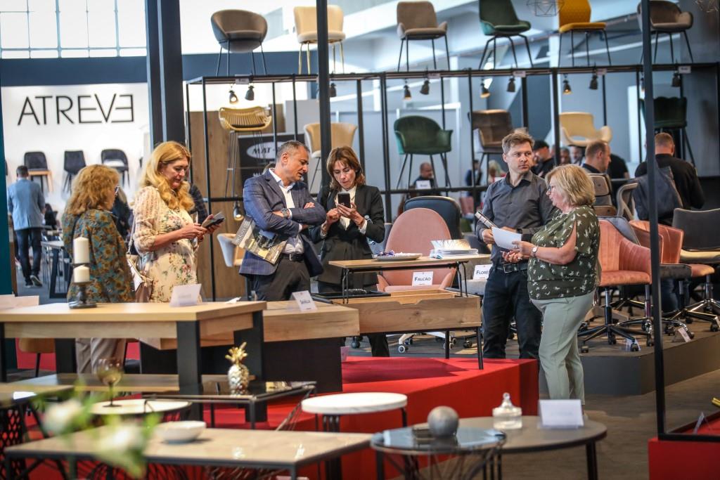 Część ekspozycji targów MEBLE POLSKA 2022. Miesięcznik i portal branży meblarskiej BIZNES.meble.pl.