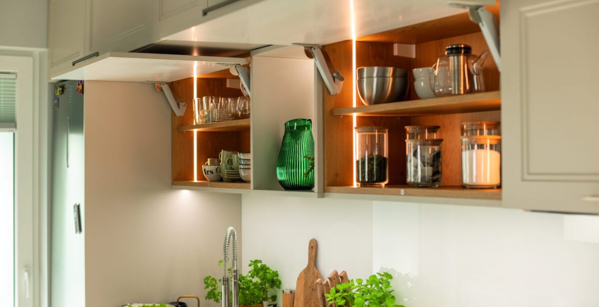 Hafele Loox5 oświetlenie meblowe do szafek górnych - miesięcznik i portal informacyjny branży meblarskiej biznes.meble.pl