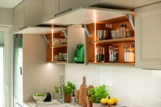 Hafele Loox5 oświetlenie meblowe do szafek górnych - miesięcznik i portal informacyjny branży meblarskiej biznes.meble.pl