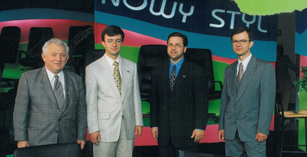 Targi „Meble” w Poznaniu, od lewej: Henry Stern, Jerzy Krzanowski, Ronald Stern, Adam Krzanowski, 1998 r.