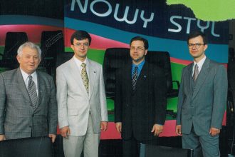 Targi „Meble” w Poznaniu, od lewej: Henry Stern, Jerzy Krzanowski, Ronald Stern, Adam Krzanowski, 1998 r.