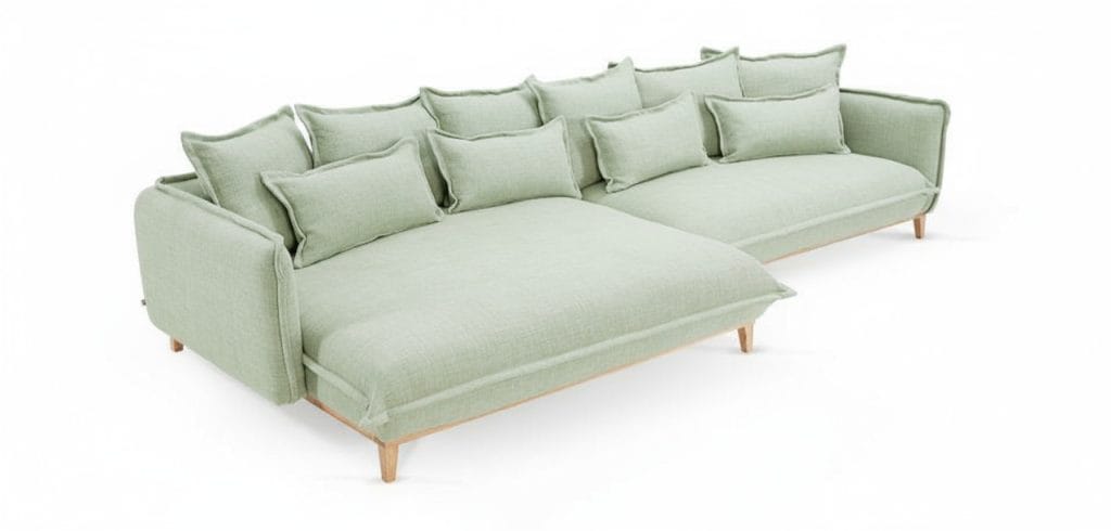 Sofa Cone z kolekcji w odcieniach zieleni, prod. PUR, marka: Homenestry, proj. Agnieszka Markowska. Model zachwyca subtelnym, organicznym kolorem inspirowanym naturą – odcieniem zgaszonej szałwii. Miękkie, swobodne poduszki i lniana tkanina tworzą przytulną formę, która zachęca do relaksu. Delikatnie zaokrąglone krawędzie i drewniane nogi nadają całości lekkość i ciepło. Cone pokazuje, że zieleń w domu to więcej niż trend – to codzienna dawka harmonii, otulenia i wyciszenia.