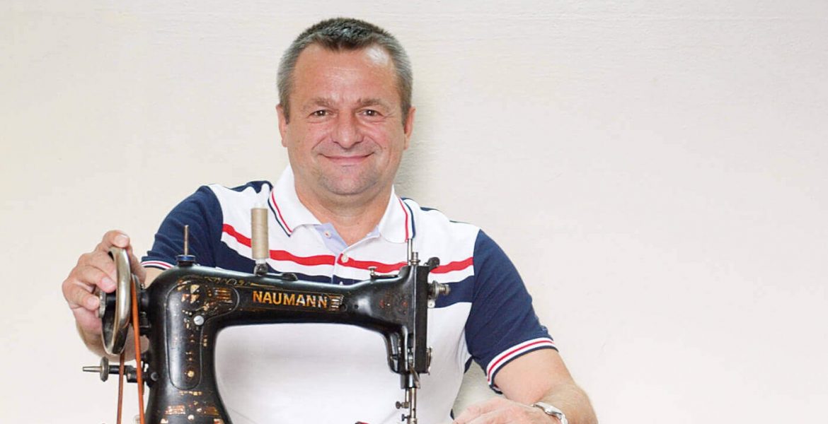 Marek Liberacki przy maszynie, na której uszył swoje pierwsze meble.