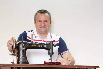 Marek Liberacki przy maszynie, na której uszył swoje pierwsze meble.