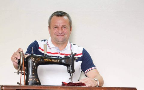 Marek Liberacki przy maszynie, na której uszył swoje pierwsze meble.