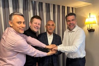 Współpraca pomiędzy Grupami BEGA i Szynaka potrwa kolejne 5 lat. Od lewej: Michał Szynaka, Thorsten Hilpert, Jan Szynaka i Niko Johns.