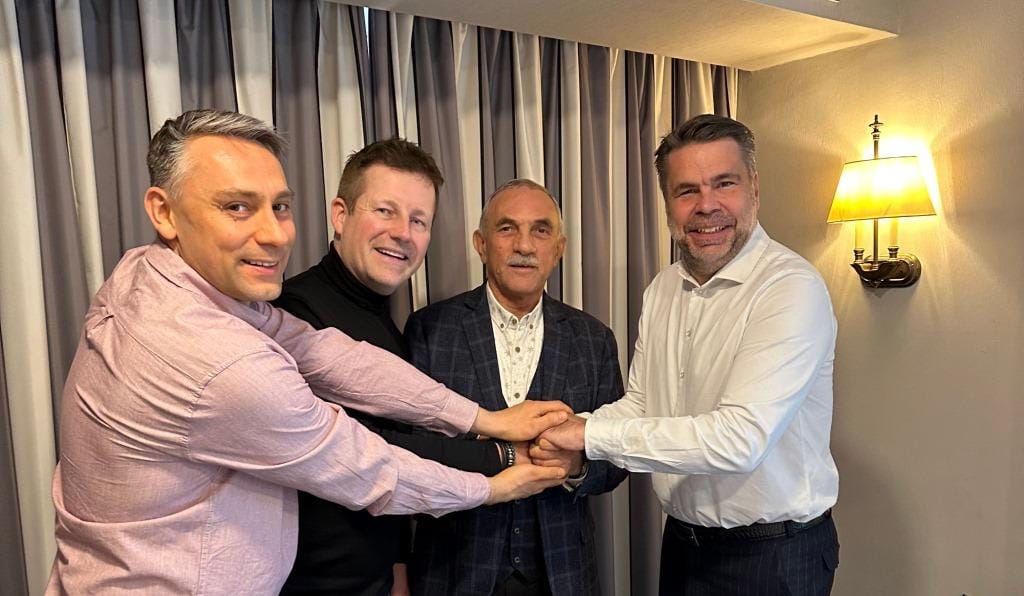 Współpraca pomiędzy Grupami BEGA i Szynaka potrwa kolejne 5 lat. Od lewej: Michał Szynaka, Thorsten Hilpert, Jan Szynaka i Niko Johns.