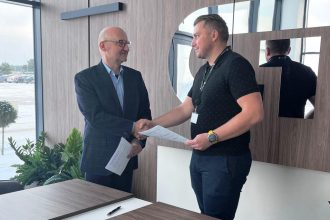 Dariusz Grzesik, dyrektor Zespołu Szkół nr 1w Ostrzeszowie i Mariusz Adamski, prezes Adams Group.