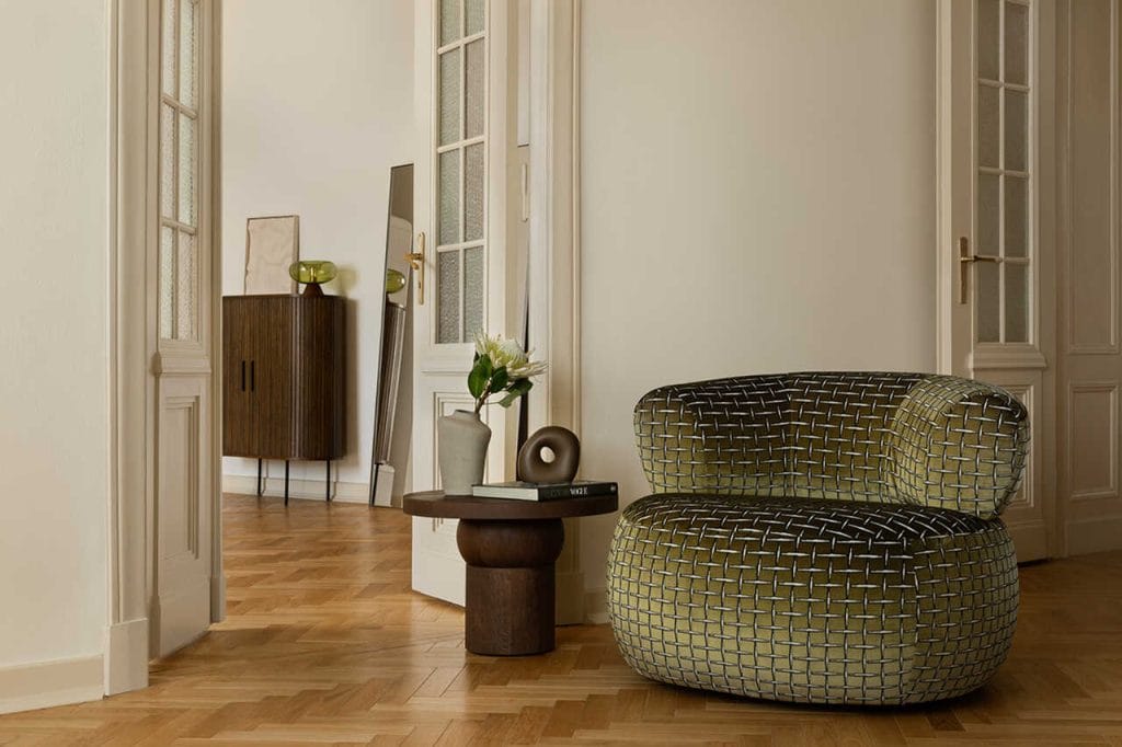 Minimalistyczny design i maksymalny komfort w eleganckim wydaniu – fotel Amalfi, prod. Ramaro, tworzy atmosferę wyciszenia i subtelnego luksusu. Głębokie, miękkie siedzisko oraz zaokrąglone oparcie otulają ciało, zapewniając idealne podparcie i wyjątkowy relaks. Harmonijna forma doskonale wpisuje się w najnowsze trendy. Dostępny w wersji bez lub z obrotową podstawą.