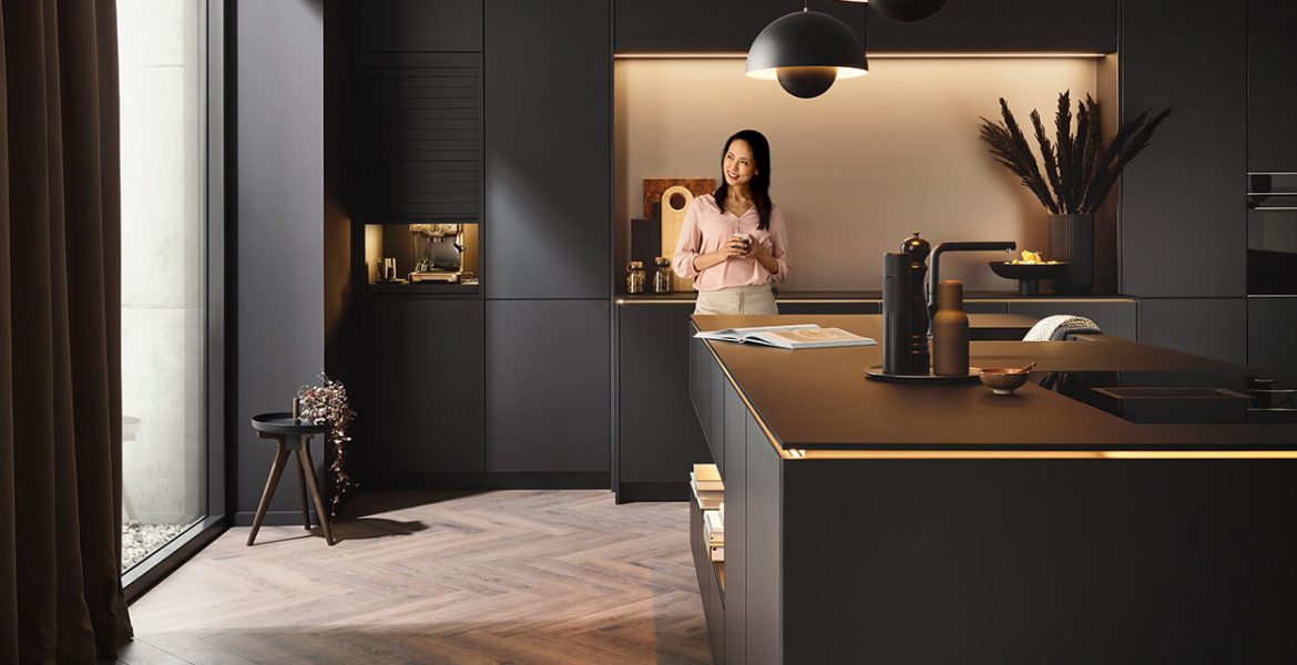 Kuchnia z wykorzystaniem laminatu szklanego RAUVISIO crystal deep z oferty Rehau w kolorze Galassia